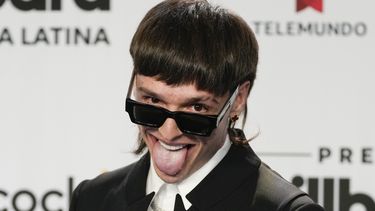 ARCHIVO - El músico mexicano Peso Pluma posa en la alfombra azul de los Premios Billboard de la Música Latina en Coral Gables, Florida, el 5 de octubre de 2023. Peso Pluma fue uno de los artistas más escuchados en México y el mundo en Spotify en 2024. (Foto AP/Rebecca Blackwell, archivo)