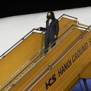 Harris retrasa viaje: probable caso de síndrome de La Habana