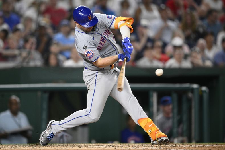 Pete Alonso de los Mets de Nueva York pega un jonrón en la novena entrada ante los Nacionales de Washington el martes 4 de junio del 2024. (AP Foto/Nick Wass)