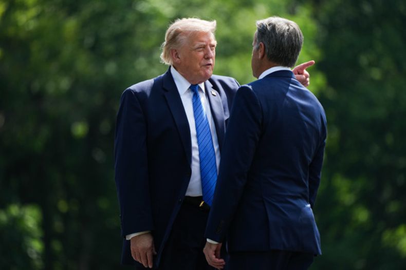 El presidente Donald Trump (izq) con el director de la CIA John Ratcliffe en Camp David, cerca de Thurmont, Maryland, el 31 de julio del 2026. (Nathan Howard/Pool Photo via AP)