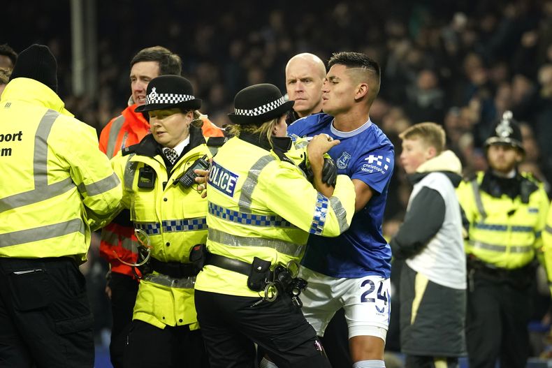 Carlos Alcaraz de Everton discute con la policía durante el partido contra Liverpool en la Liga Premier, el miércoles 12 de febrero de 2025. (AP Foto/Dave Thompson)