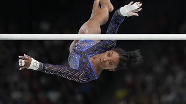 Simone Biles compite en las barras asimétricas de los Juegos Olímpicos de París, el jueves 1 de agosto de 2024. (AP Foto/Natacha Pisarenko)