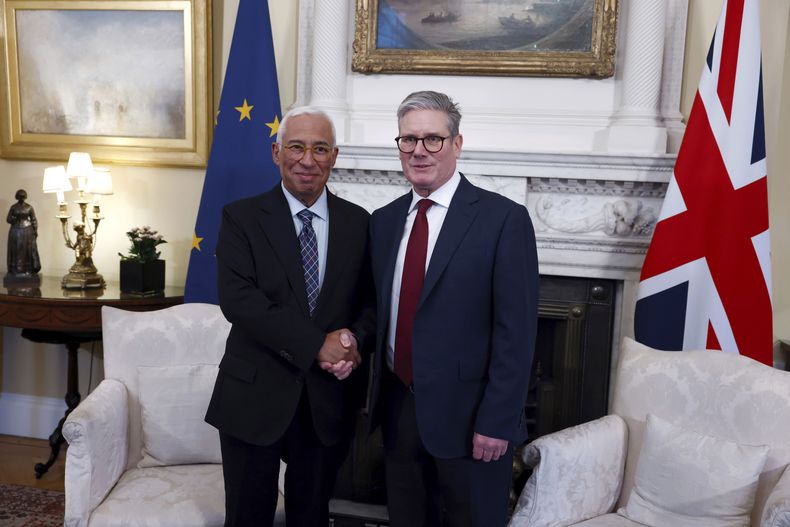 El primer ministro británico Keir Starmer (d) con el presidente del Consejo Europeo Antonio Costa, en Londres el 12 de diciembre del 2024. (Benjamin Cremel/Pool Photo via AP)