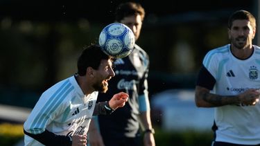 Lionel Messi cabecea el balón durante un entrenamiento de cara a su último partido con la selección de Argentina, un amistoso contra Benín, el lunes 5 de octubre de 2026, en Buenos Aires. (AP Foto/Gustavo Garello)