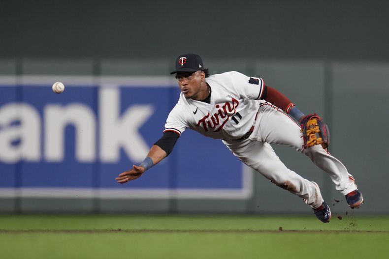 El dominicano Jorge Polanco, de los Mellizos de Minnesota, tira a la intermedia para hacer un out en el juego del viernes 8 de septiembre de 2023 ante los Mets de Nueva York (AP Foto/Abbie Parr)