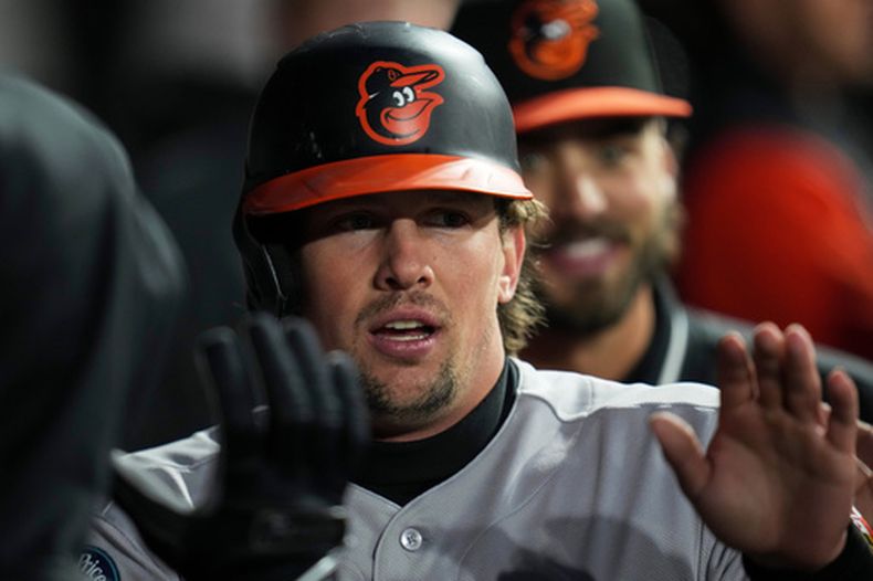 Adley Rutschman de los Orioles de Baltimore celebra tras anotar en el sencillo de Tyler ONeill en el encuentro ante los Medias Blancas de Chicago el lunes 6 de abril del 2026. (AP Foto/Erin Hooley)