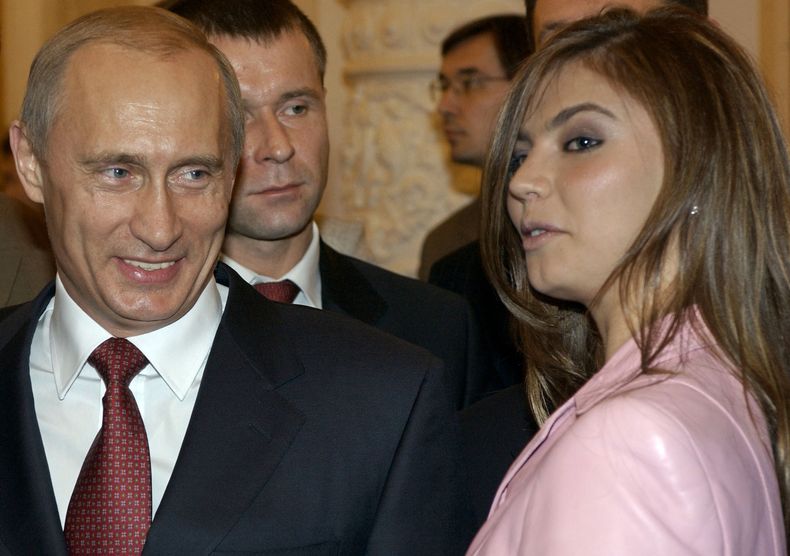 Vladimir Putin conversa con la ex campeona ol&iacute;mpica de gimnasia Alina Kabaeva el 4 de noviembre del 2004 en un banquete en el Kremlin, en Mosc&uacute;. Se tejen muchas versiones acerca del tipo de relaci&oacute;n que hay entre Putin y Kabaeva, quie