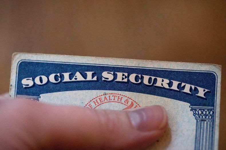 Una tarjeta de Seguridad Social en Tigard, Oregon, el 12 de octubre del 2021. (AP foto/Jenny Kane)
