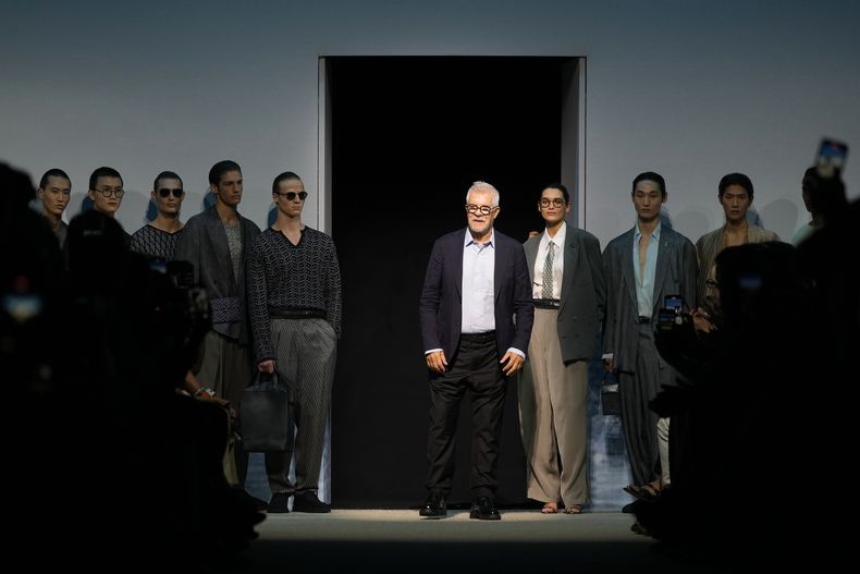 Leo DellOrco, centro, recibe aplausos después del desfile de la colección masculina de Giorgio Armani Primavera-Verano 2026, que se presentó en Milán, Italia, el lunes 23 de junio de 2025. (Foto AP/Luca Bruno)