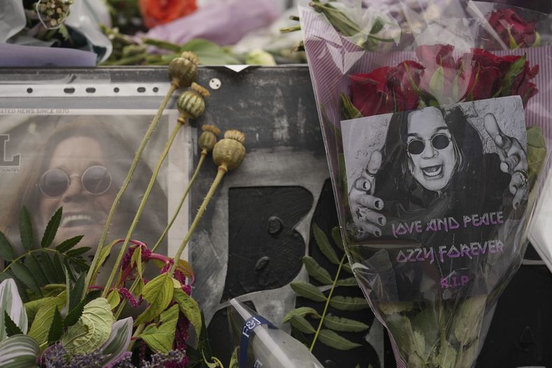 Fans depositan flores y mensajes para conmemorar la muerte de Ozzy Osbourne en el puente Black Sabbath en Birmingham, el miércoles 23 de julio de 2025. (Foto AP/Kin Cheung)