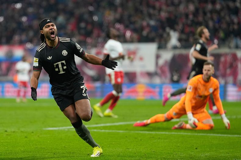 Serge Gnabry del Bayern Munich celebra tras anotar en el encuentro de la Bundesliga ante el Leipzig el sábado 17 de enero del 2026. (AP Foto/Matthias Schrader)
