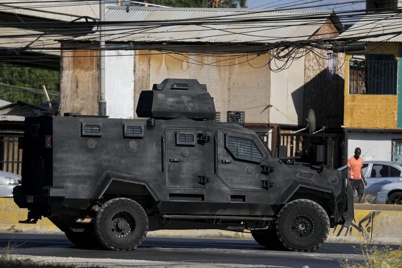Un camión policial blindado patrulla la zona donde fue encontrado el cuerpo del exmilitar venezolano Ronald Ojeda, durante un operativo policial contra la organización criminal venezolana Tren de Aragua, en Santiago, Chile, el miércoles 22 de enero de 2025. (AP Foto/Esteban Felix)