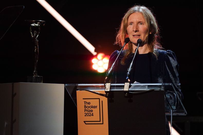 Samantha Harvey da un discurso después de ganar el Premio Booker 2024, en Londres, el martes 12 de noviembre de 2024. (Foto AP/Alberto Pezzali)