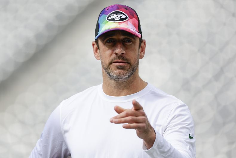 El quarterback de los Jets de Nueva York Aaron Rodgers camina en el campo antes del encuentro de los Jets ante los Eagles de Filadelfia el domingo 15 de octubre del 2023. (AP Foto/Adam Hunger)