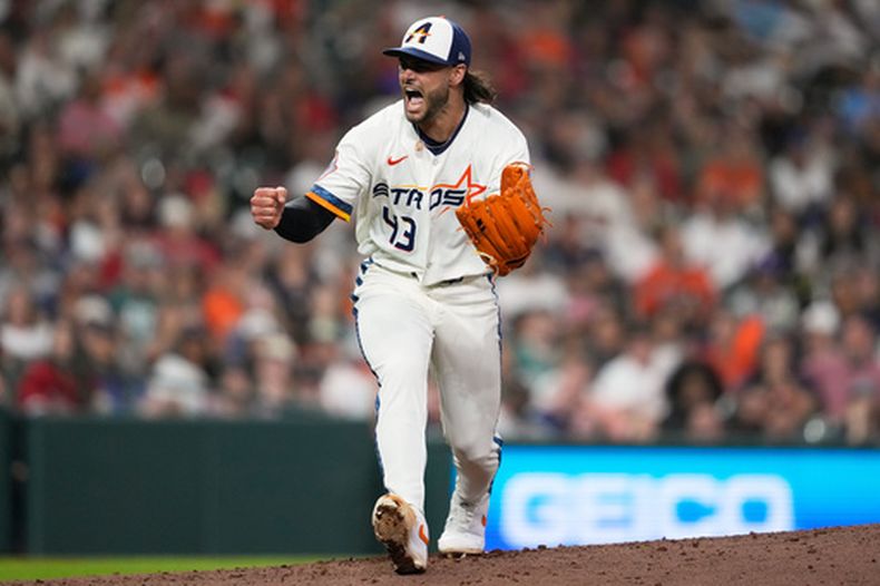 Lance McCullers Jr., lanzador abridor de los Astros de Houston, celebra tras la parte alta de la séptima entrada de un juego de béisbol contra los Medias Rojas de Boston en Houston, el lunes 30 de marzo de 2026. (Foto AP/Ashley Landis)