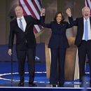 De izquierda a derecha, el segundo caballero Doug Emhoff; la candidata presidencial demócrata, la vicepresidenta Kamala Harris; su compañero de fórmula, el gobernador de Minnesota Tim Walz, y su esposa Gwen Walz saludan en la Convención Nacional Demócrata, el jueves 22 de agosto de 2024, en Chicago. (AP Foto/J. Scott Applewhite)