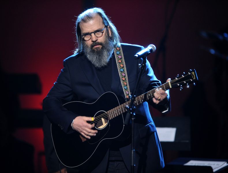 Steve Earle durante un concierto en el espect&aacute;culo de la 54&ordf; entrada de los premios Grammy en el Staples Center en Los Angeles en una fotograf&iacute;a de archivo del 12 de febrero de 2012. Earle se presentar&aacute; en la 33a edici&oacute;n d