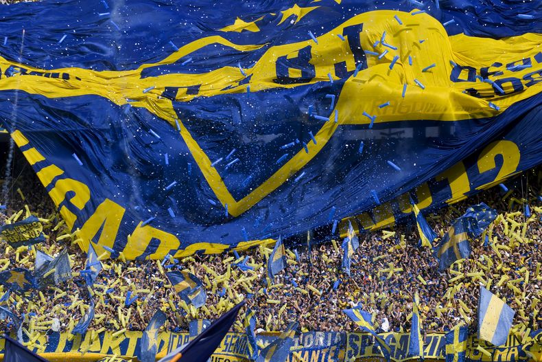 Hinchas de Boca Juniors durante el partido contra River Plate en la liga argentina, el sábado 21 de septiembre de 2024, en el estadio La Bombonera de Buenos Aires. (AP Foto/Gustavo Garello)