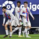 Barcelona remonta, vence 2-1 a Osasuna y asegura la cima