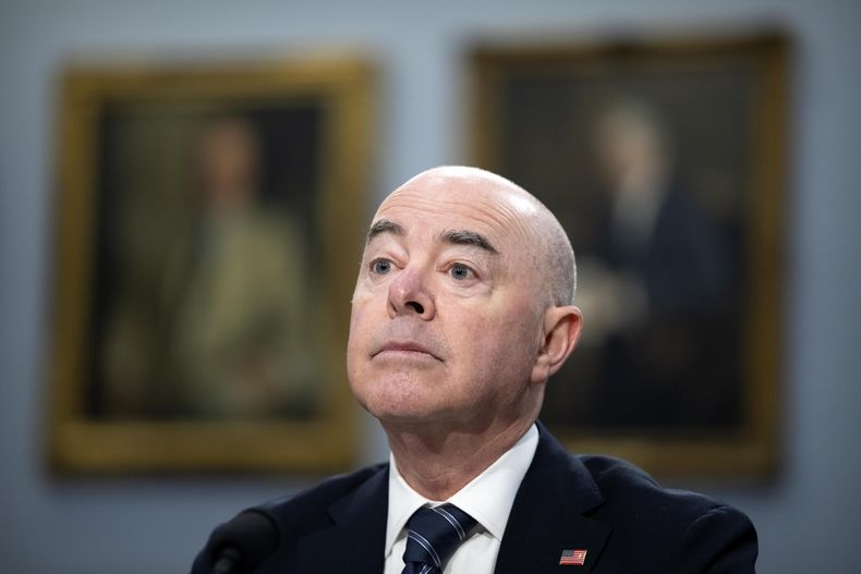 El secretario de Seguridad Nacional de EEUU Alejandro Mayorkas en el Congreso en Washington el 10 de abril de 2024. (Foto AP/Mark Schiefelbein)