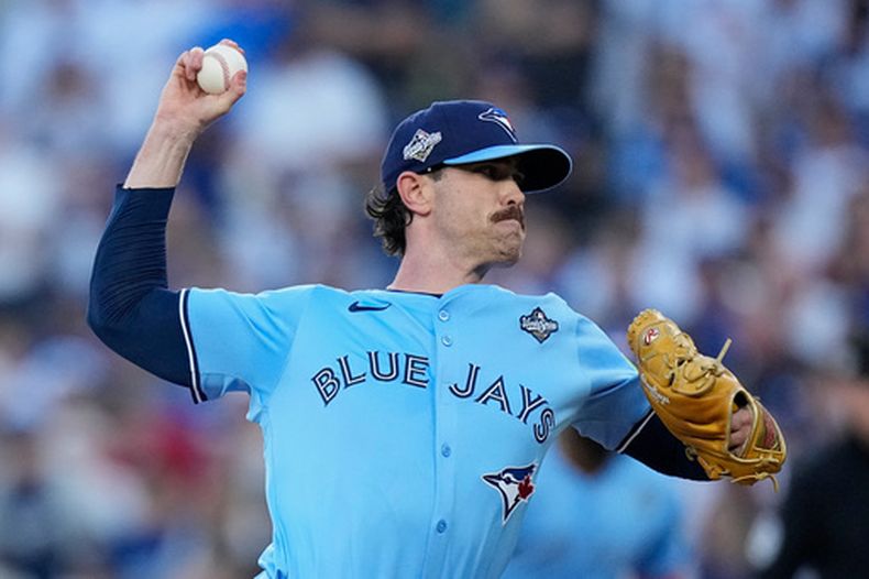ARCHIVO - Shane Bieber, lanzador de los Azulejos de Toronto, trabaja contra los Dodgers de Los Ángeles durante la primera entrada del cuarto juego de la Serie Mundial, el 28 de octubre de 2025, en Los Ángeles. (AP Foto/Brynn Anderson, Archivo)