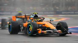 El británico Lando Norris de McLaren maniobra su auto en la carrera sprint del Gran Premio de Singapur el sábado 10 de octubre del 2026. (AP Foto/Vincent Thian)