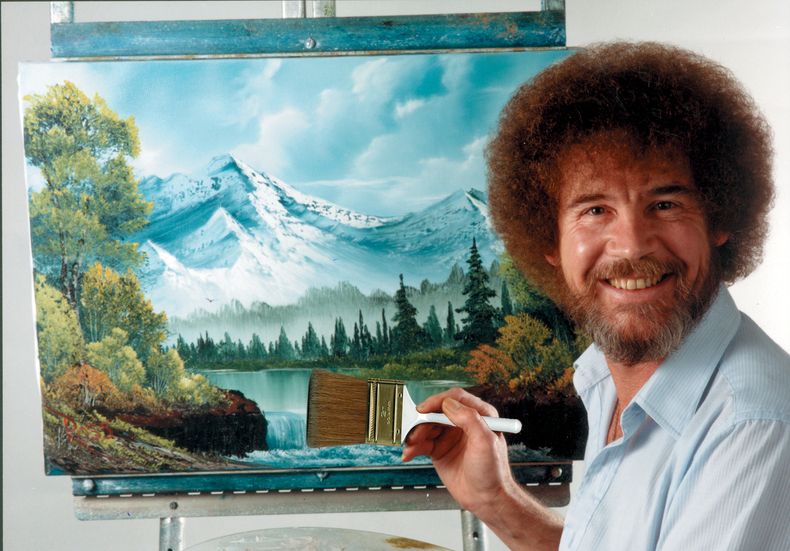 En esta imagen difundida por Bob Ross Inc., Bob Ross posa para una fotografía frente a una de sus obras. (Bob Ross Inc. vía AP)