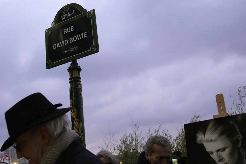 Un letrero de rue David Bowie después de ser develado en París, el lunes 8 de enero de 2024. París nombró la calle en honor a Bowie en el que habría sido su cumpleaños 77. (Foto AP/Christophe Ena)