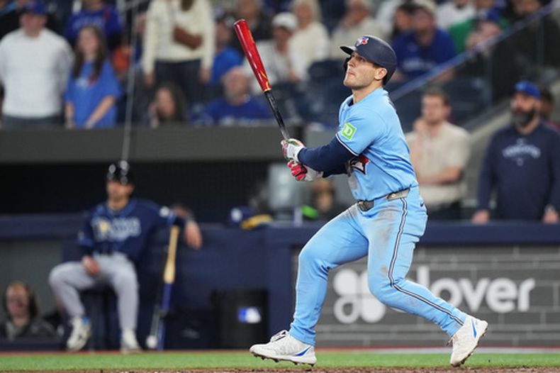 Daulton Varsho, de los Azulejos de Toronto, dispara un grand slam para definir el juego ante los Rays de Tampa Bay, el miércoles 13 de mayo de 2026 (Nathan Denette/The Canadian Press via AP)