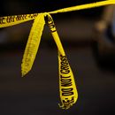 ARCHIVO - Una cinta acordona la escena de un tiroteo en que varias personas resultaron heridas en Filadelfia, 12 de octubre de 2022. Un informe divulgado esta semana indica que los homicidios en 2023 están disminuyendo en una muestra de ciudades estadounidenses, aunque las cifras siguen siendo más altas que antes de la pandemia. (AP Foto/Matt Rourke, File)