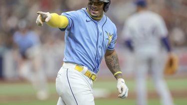 Wander Franco de los Rays de Tampa señala hacia el banco luego de conectar un cuadrangular de tres carreras en la cuarta entrada ante los Rangers de Texas en un juego el domingo 11 de junio de 2023.(AP Foto/Mike Carlson)