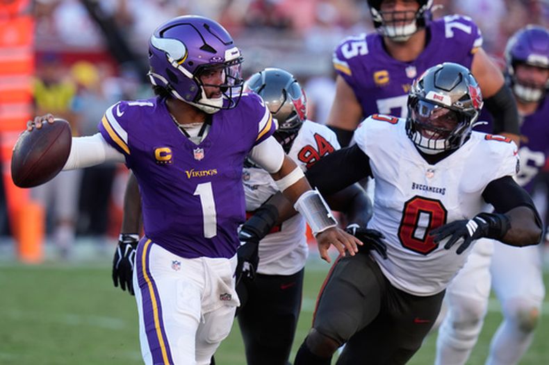 Kyler Murray (1), quarterback de los Vikings de Minnesota, busca a quien lanzarle el balón mientras es presionado por Yaya Diaby (0), de los Buccaneers de Tampa Bay, durante la segunda mitad del partido de la NFL, el domingo 27 de septiembre de 2026, en Tampa, Florida. (AP Foto/Chris OMeara)