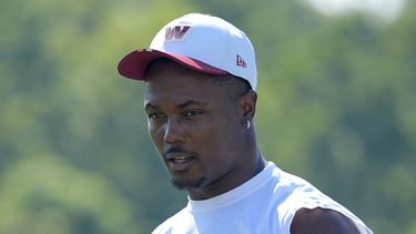 El receptor abierto de los Commanders de Washington, Terry McLaurin, camina por el campo después de una práctica en el campamento de entrenamiento de fútbol americano de la NFL del equipo, el domingo 27 de julio de 2025, en Ashburn, Virginia. (AP Photo/Mark Schiefelbein)