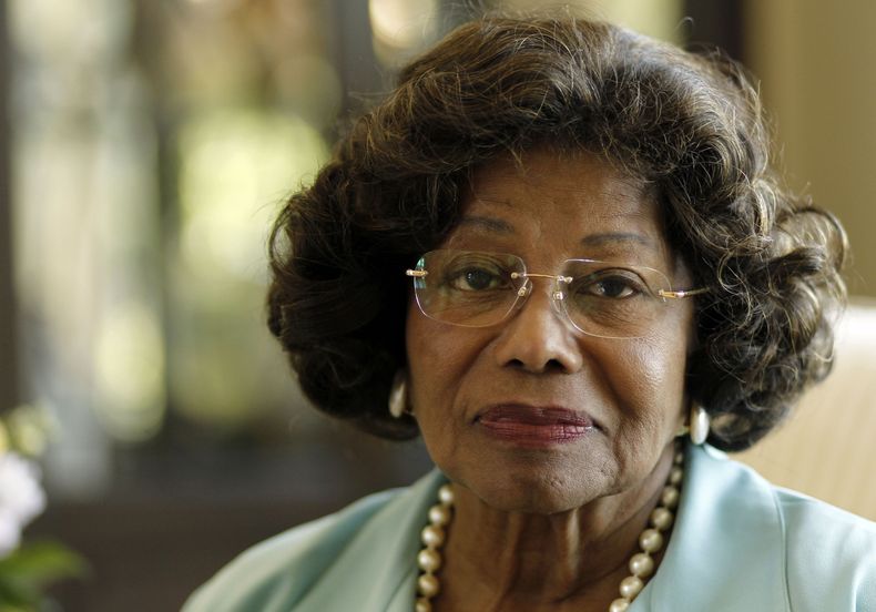 Katherine Jackson posa para un retrato en Calabasas, California, en una fotograf&iacute;a del 27 de abril de 2011. Una juez de Los Angeles dict&oacute; tentativamente el lunes 14 de abril de 2014 que Katherine Jackson page m&aacute;s de 800.000 d&oacute;l