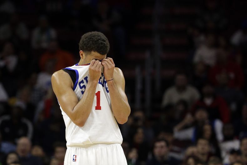 Michael Carter-Williams, de los 76ers de Filadelfia, se seca el sudor con la camiseta durante el encuentro del s&aacute;bado 29 de noviembre de 2014, frente a los Mavericks de Dallas (AP Foto/Matt Slocum)