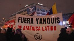 Personas sostienen una pancarta con el lema Fuera Yanquis de América Latina durante una protesta cerca de la embajada de Estados Unidos en Berlín, Alemania, el sábado 3 de enero de 2025. (Sven Kaeuler/dpa vía AP)