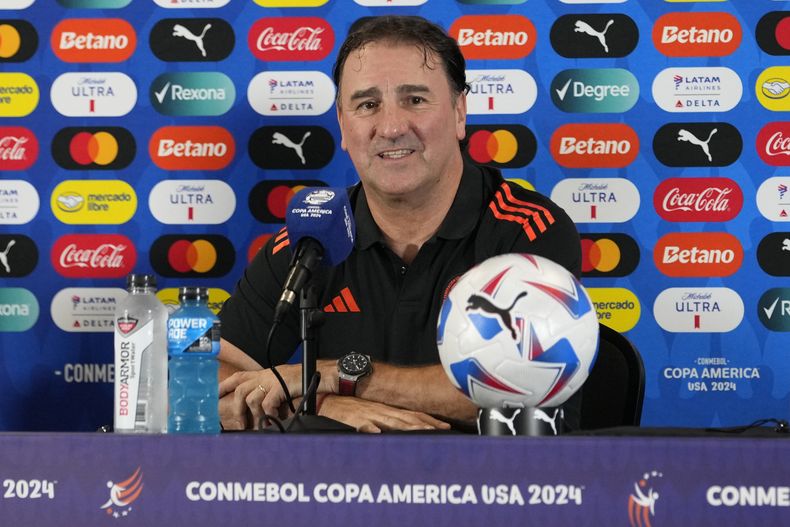 El argentino Néstor Lorenzo, técnico de la selección de Colombia, habla en una conferencia de prensa el sábado 13 de julio de 2024, en Miami Gardens, Florida (AP Foto/Lynne Sladky)