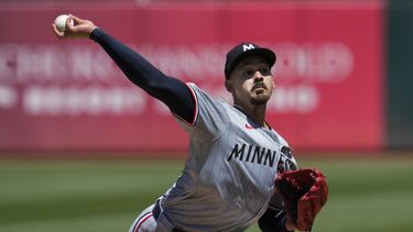 Pablo López, de los Mellizos de Minnesota, lanza contra un bateador de los Atléticos de Oakland durante la quinta entrada del juego de béisbol del domingo 23 de junio de 2024, en Oakland, California. (AP Foto/Godofredo A. Vásquez)