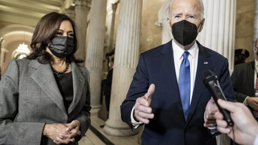 video: joe biden vuelve a llamar presidenta a kamala harris en un discurso