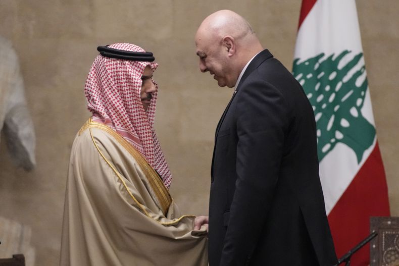 El presidente libanés Joseph Aoun (der) le da la mano al ministro de exteriores saudí príncipe Faisal bin Farhan al-Saud en el palacio presidencial de Baabda, al este de Beirut, Líbano, el 23 de enero del 2025. (AP foto/Hassan Ammar)