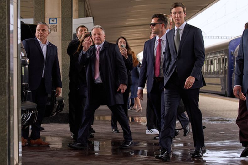 Steve Witkoff, centro, y Jared Kushner, derecha, enviados del presidente estadounidense Donald Trump, llegan a Kiev, Ucrania, el domingo 6 de septiembre de 2026. (Foto AP/Francisco Seco)