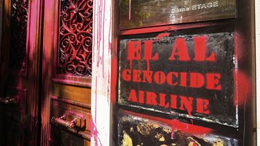 El grafiti en las oficinas de la aerolínea israelí El Al en París el 7 de agosto del 2025. (AP foto/Michel Euler)