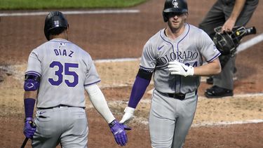 Ryan McMahon de los Rockies de Colorado (derecha) es felicitado por el venezolano Elías Díaz mientras se dirige a las bancas luego de conectar un cuadrangular solitario ante los Piratas de Pittsburgh durante la sexta entrada del juego de béisbol en Pittsburgh, el viernes 3 de mayo de 2024. (AP Foto/Gene J. Puskar)