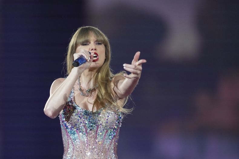 ARCHIVO - Taylor Swift actúa durante su Eras Tour en la arena Tokyo Dome, 7 de febrero de 2024, en Tokio. Sus fans en el mundo se preguntan: ¿llegará a tiempo para ver jugar a su novio Travis Kelce en el Super Bowl en Las Vegas el domingo 11 de febrero de 2024? (AP Foto/Toru Hanai, File)