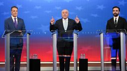 Esta fotografía del 16 de octubre de 2025 muestra el debate entre los candidatos a la alcadía de Nueva York. De izquierda a derecha: el independiente Andrew Cuomo, el republicano Curtis Sliwa y el demócrata Zohran Mamdani. (AP Foto/Angelina Katsanis, foto compartida)