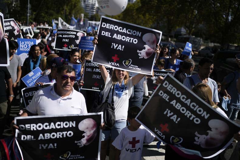 Personas sostienen pancartas con mensajes que dicen en español: Derogación del aborto ¡Ya! en una protesta contra el derecho al aborto, en Buenos Aires, Argentina, el sábado 23 de marzo de 2024. (Foto AP/Natacha Pisarenko)
