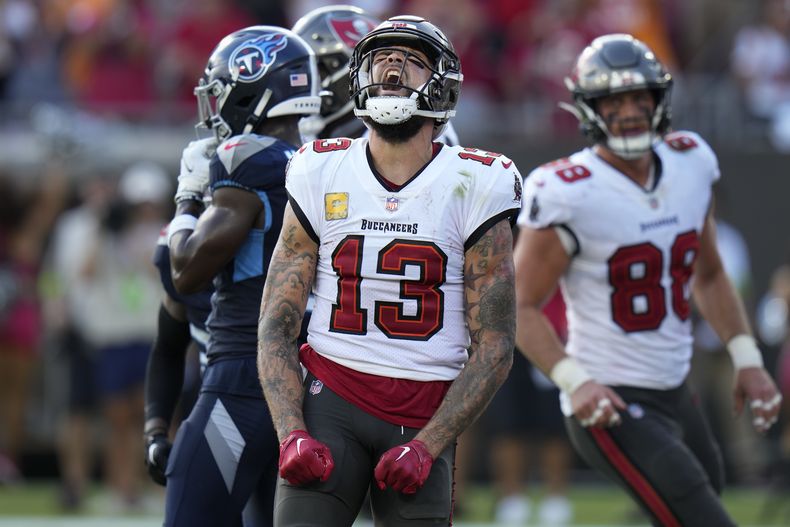 El wide receiver de los Buccaneers de Tampa Bay Mike Evans (13) celebra su touchdown ante los Titans de Tennessee durante la 2da mitad del juego de NFL el domingo 12 de noviembre, en Tampa, Florida. (AP Foto/Chris OMeara)