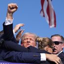El expresidente Donald Trump es rodeado por agentes del Servicio Secreto de Estados Unidos en un acto de campaña, el sábado 13 de julio de 2024, en Butler, Pensilvania. (AP Foto/Evan Vucci)
