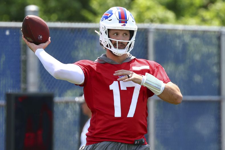 Josh Allen de los Bills de Buffalo lanzar un pase durante un entrenamiento del minicampamento de su equipo el martes 10 de junio del 2025. (AP Foto/Jeffrey T. Barnes)