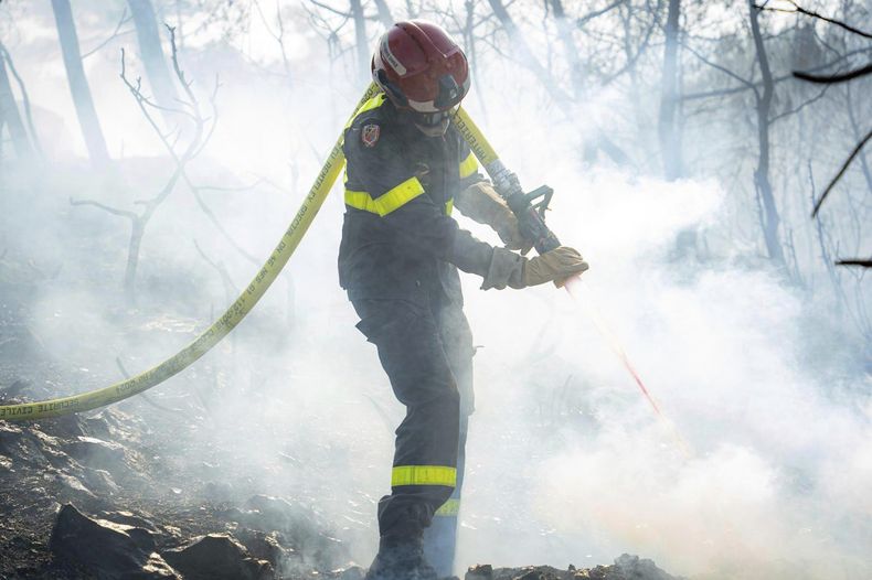 Esta imagen, distribuida por Protección Civil el 8 de agosto de 2025, muestra a un bombero luchando contra un incendio el 7 de agosto de 2025 cerca de Jonquieres, en el sur de Francia. (Protección Civil vía AP)